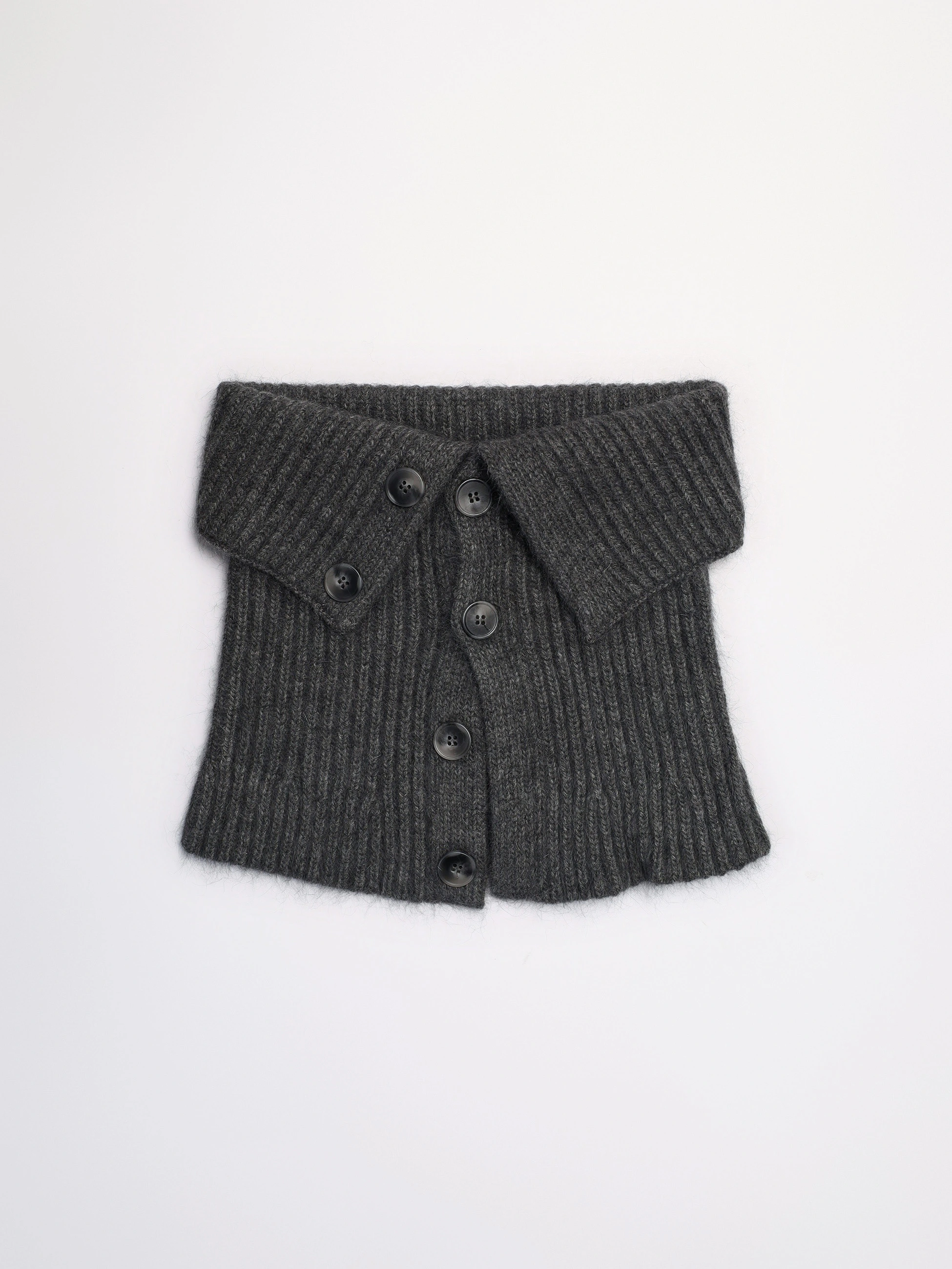 Шарф-манишка на пуговицах с декоративной нашивкой в ассортименте